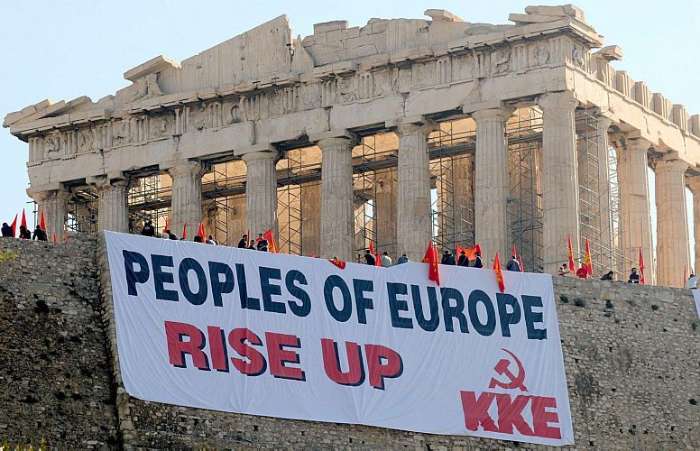 Partido Comunista Grego (KKE) prende banner nas paredes da Acrópolis, em Atenas