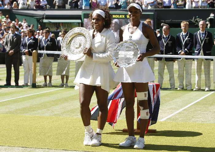 Serena (campeã) e Venus (vice) Williams com os troféus de Wimbledon