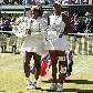 Serena (campeã) e Venus (vice) Williams com os troféus de Wimbledon