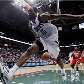 John Salmons em busca da bola na vitória do Milwaukee Bucks por 108 a 89 sobre o New Jersey Nets