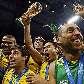 Jogadores do Brasil dão volta olímpica com troféu de campeão da Liga Mundial