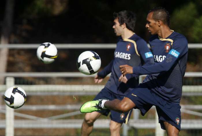 Liedson e Deco chutam bolas em treino da seleção de Portugal para repescagem
