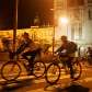 Ciclistas passam pelo largo São Bento durante a madrugada