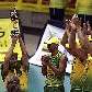 Giba ergue a taça de campeão sul-americano de vôlei para o Brasil Giba ergue a taça de campeão sul-americano de vôlei para o Brasil