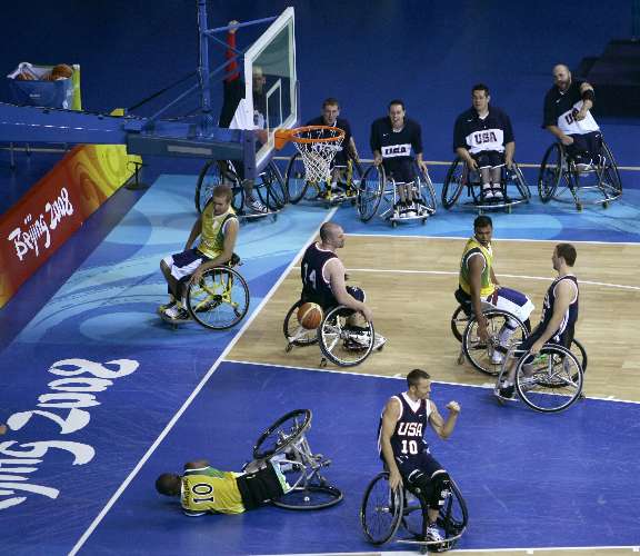 Norte-americanos vencem o Brasil no basquete