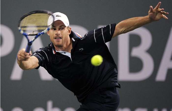 Andy Roddick rebate a bola durante vitória sobre Jurgen Melzer por 2 sets a 0, em Indian Wells