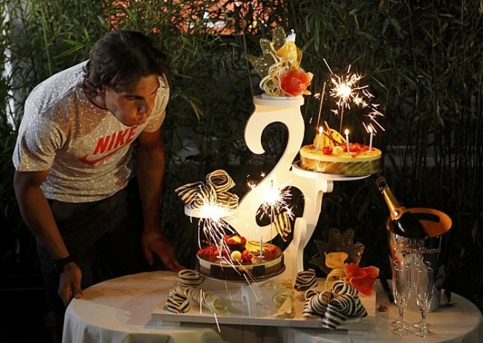 Rafael Nadal completa 25 anos no dia em que rival Novak Djokovic perde pela primeira vez no ano