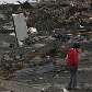 Moradores inspecionam destroços causados pelas ondas após o maior terremoto no Chile