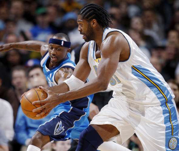 O brasileiro Nenê, do Denver Nuggets, tenta evitar que Jason Terry, do Mavericks, lhe roube a bola