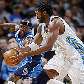 O brasileiro Nenê, do Denver Nuggets, tenta evitar que Jason Terry, do Mavericks, lhe roube a bola