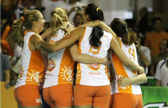 Jogadoras do Osasco comemoram o título da Superliga Feminina após vitória diante do Unilever em SP