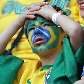 Criança pintada assiste ao jogo no estádio Nelson Mandela Bay
