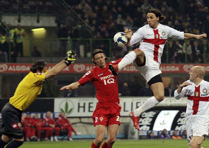 Ibrahimovic usa a mão para marcar gol para a Internazionale