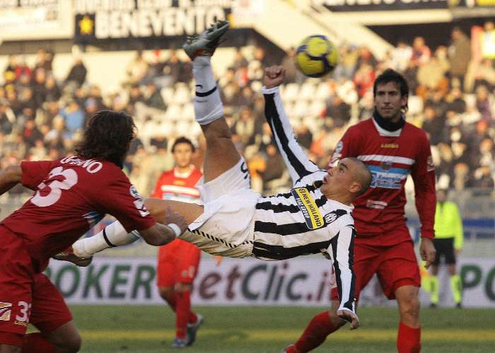 Fabio Cannavaro, da Juventus, tenta a bicicleta em ataque contra o Catania, pelo Italiano