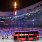 Ônibus de dois andares, tradicional em Londres, adentra o Ninho de Pássaro Ônibus de dois andares, tradicional em Londres, adentra o Ninho de Pássaro