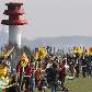 Movimento contra a energia nuclear faz corrente humana na planta nuclear Brokdorf, Alemanha