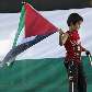 Menino brinca e carrega bandeira palestina durante manifestações, na Suíça Menino brinca e carrega bandeira palestina durante manifestações, na Suíça