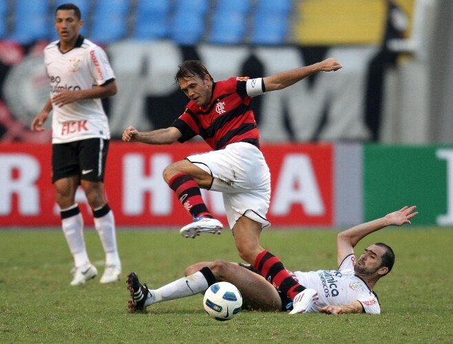 Petkovic, em sua despedida do futebol, sofre carrinho de Danilo, do Corinthians, no 1 a 1 com o Fla