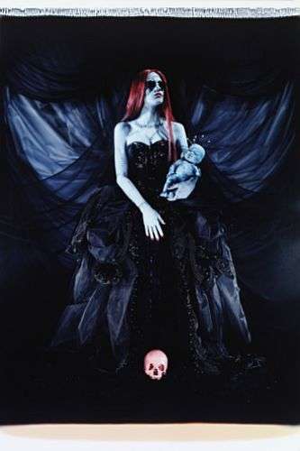 Blue Girl with Skull, 1992-1999. Exposição 