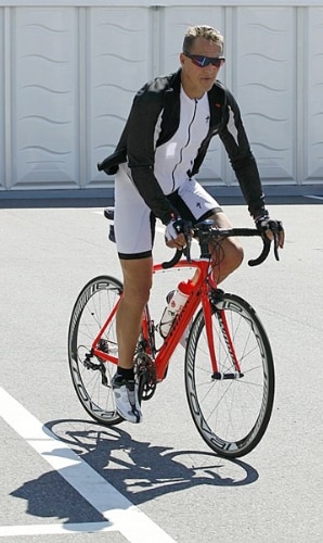 Michael Schumacher faz o reconhecimento do circuito de Suzuka de bicicleta