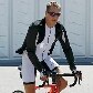 Michael Schumacher faz o reconhecimento do circuito de Suzuka de bicicleta