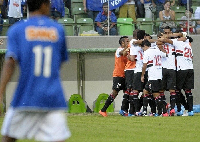 São Paulo vence por 3 a 2 e arranca liderança do Cruzeiro no Brasileirão