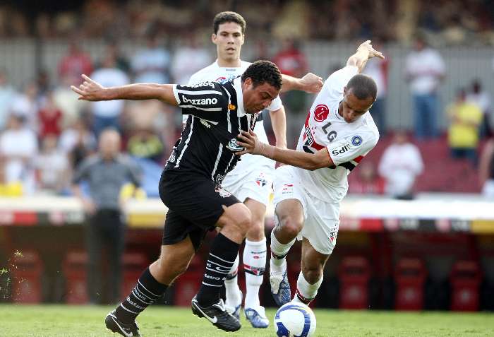 Ronaldo tenta passar por Miranda em São Paulo 1 x 1 Corinthians