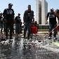 Faixas também foram espalhadas pela cidade pedindo a cassação, mas algumas foram retiradas Faixas também foram espalhadas pela cidade pedindo a cassação, mas algumas foram retiradas