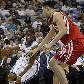 Chris Paul tenta passar por Yao Ming