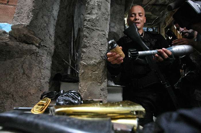 Além de droga, foram encontradas armas, bombas e outras munições durante ação