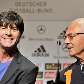 O técnico alemão Joachim Low e o ex-craque Franz Beckenbauer concedem entrevista na África do Sul O técnico alemão Joachim Low e o ex-craque Franz Beckenbauer concedem entrevista na África do Sul