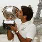 Em frente à Torre Eiffel, Roger Federer celebra a conquista de Roland Garros Em frente à Torre Eiffel, Roger Federer celebra a conquista de Roland Garros
