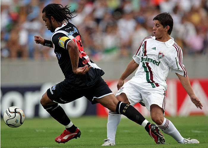 Carlos Alberto passa pela marcação de Conca; Vasco vence Flu nos pênalti e está na final da TG