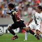 Carlos Alberto passa pela marcação de Conca; Vasco vence Flu nos pênalti e está na final da TG