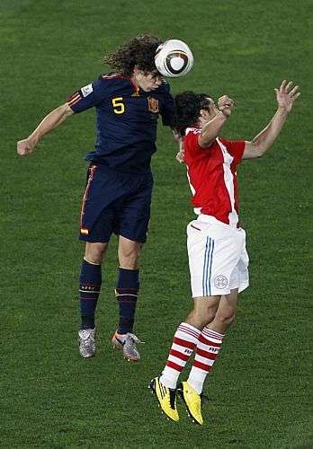 Dividida de bola entre Haedo, do Paraguai, e o espanhol Puyol