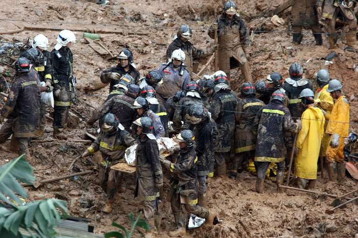 Bombeiros removem corpo resgatado em Osasco