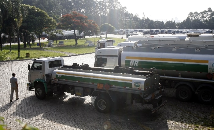 Greve de caminhoneiros deixa SP sem gasolina