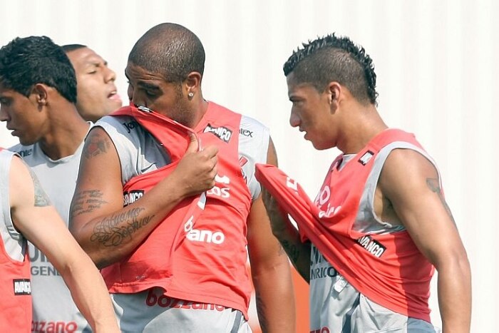 Após um 2011 abaixo da expectativa e uma pré-temporada sob desconfiança, Adriano pode estrear