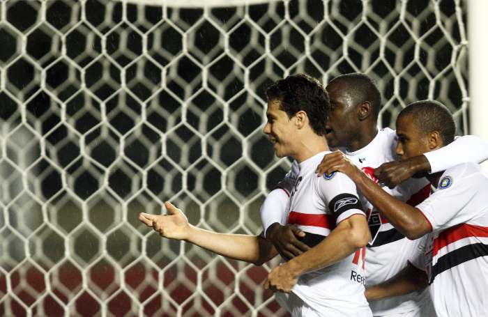 Hernanes comemora gol na vitória do São Paulo