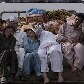 Paquistaneses viajam em veículo de transporte para frutas e legumes em Islamabad Paquistaneses viajam em veículo de transporte para frutas e legumes em Islamabad