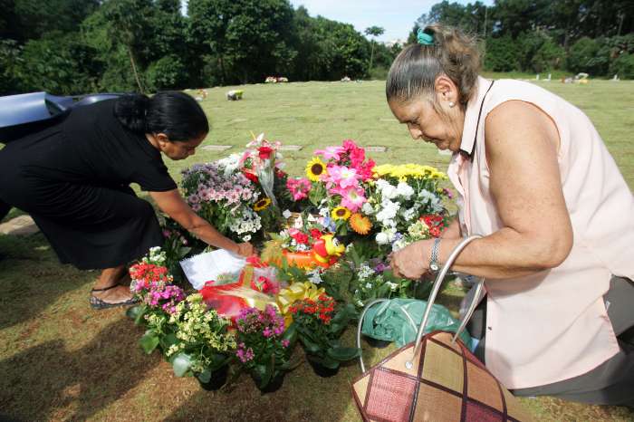 Mulheres colocam flores no túmulo de Isabella Nardoni após dois anos de sua morte