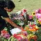 Mulheres colocam flores no túmulo de Isabella Nardoni após dois anos de sua morte