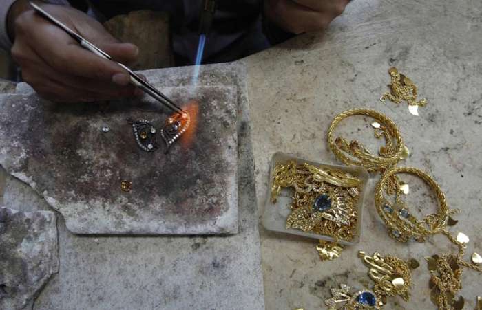 Palestino fabrica as joias para a família Wazwaz, que está há 30 anos no ramo do ouro reciclado