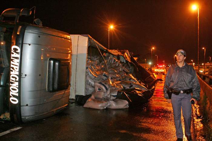 Carreta com carga de açúcar tombou na Marginal do Tietê e deixou trânsito parado por 14 horas