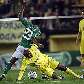 Simão, do Panathinaikos, disputa bola com Marcos Senna, do Villarreal Simão, do Panathinaikos, disputa bola com Marcos Senna, do Villarreal