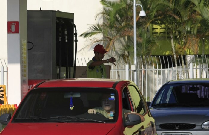 Greve de caminhoneiros deixa SP sem gasolina