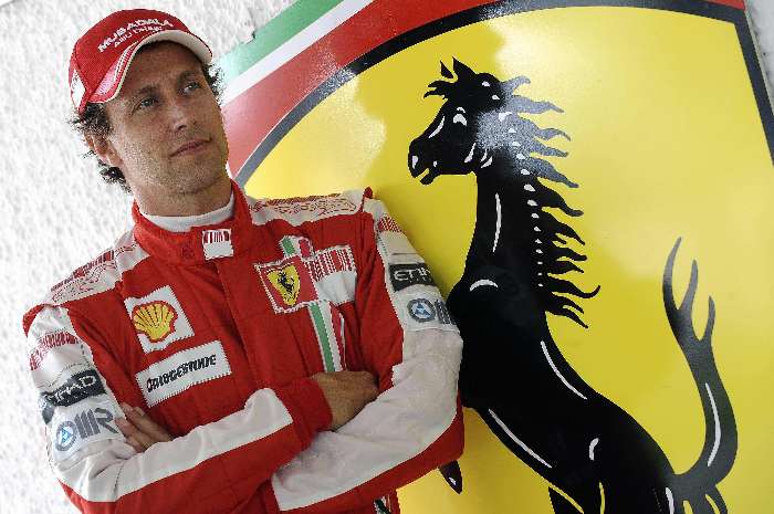 Luca Badoer posa com escudo da Ferrari antes de teste com a Ferrari F60