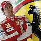 Luca Badoer posa com escudo da Ferrari antes de teste com a Ferrari F60