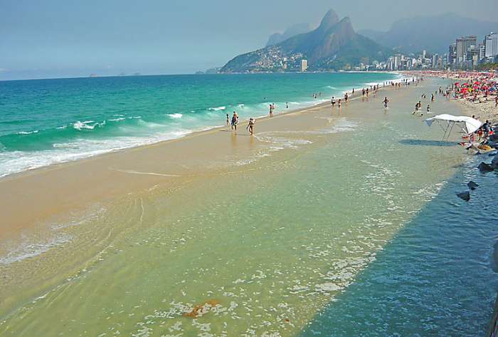 Mar avança e ocupa espaço onde antes era areia usada por banhistas em Ipanema. 10/07/2010