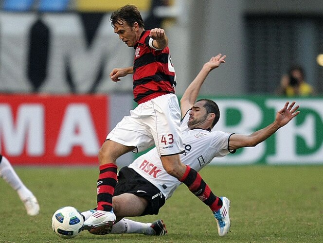 Petkovic dribla jogador do Corinthians no jogo que marcou sua despedida do Flamengo